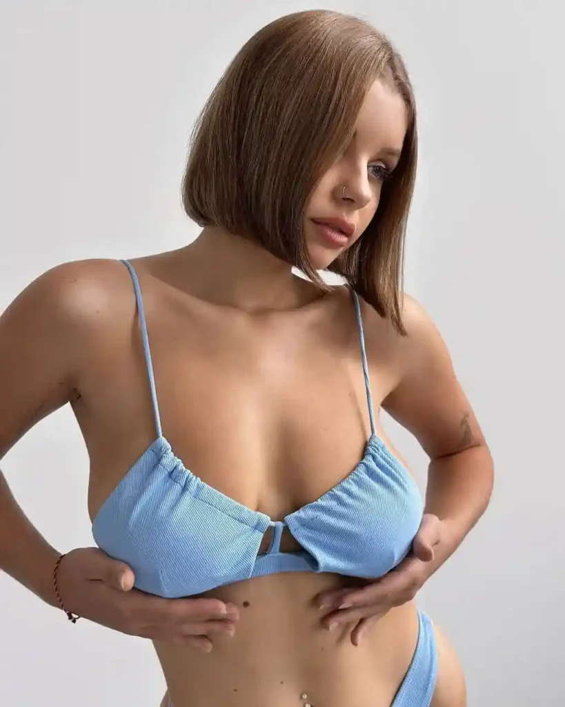 חשפנית חמודה מילה עם פירסינג באף חמוד וחזה עסיסי יפהפה